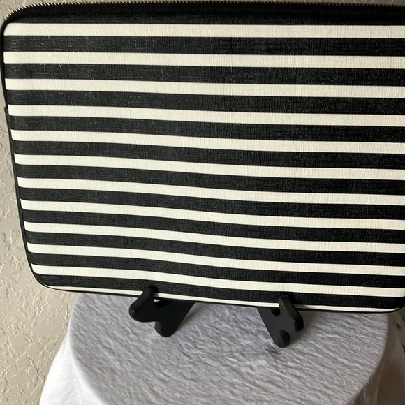 Kate Spade: Black/White Strip Computer Laptop Padded Zip Case/Sleeve - Picture 10 of 16